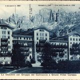 Postkartenansicht eines Hotels vor Berglandschaft