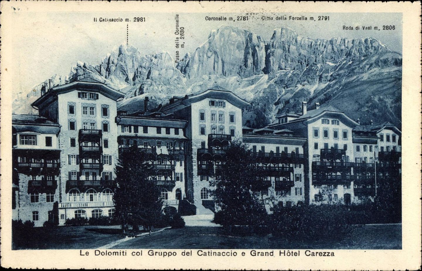 Postkartenansicht eines Hotels vor Berglandschaft