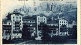 Postkartenansicht eines Hotels vor Berglandschaft
