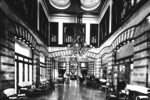 Großer Saal mit hohen Decken und Kronleuchter