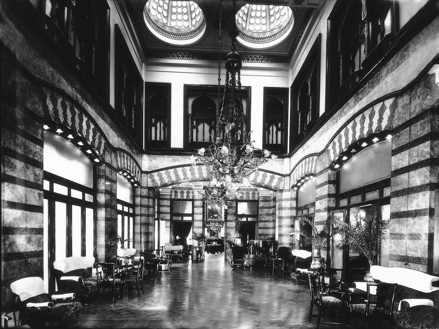 Großer Saal mit hohen Decken und Kronleuchter