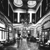 Großer Saal mit hohen Decken und Kronleuchter