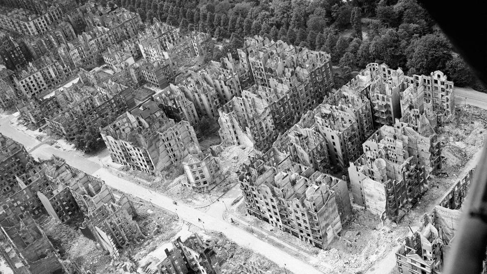 Blick aus einem Flugzeug heraus auf eine ausgebombte Stadt Blick aus einem Flugzeug heraus auf eine ausgebombte Stadt