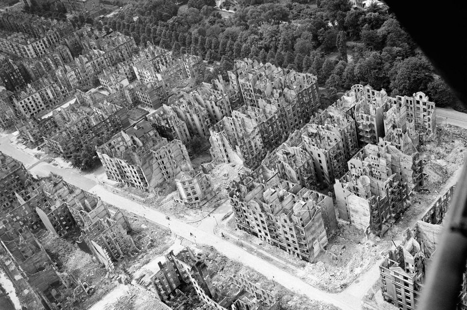 Blick aus einem Flugzeug heraus auf eine ausgebombte Stadt