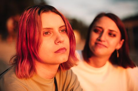 Zwei Frauen sitzen nebeneinander