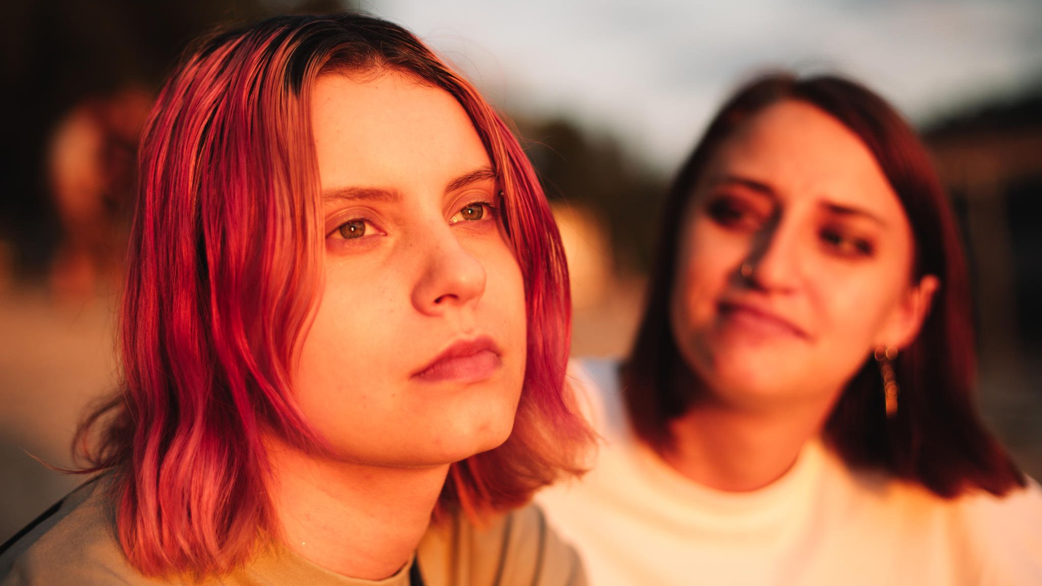 Zwei Frauen sitzen nebeneinander