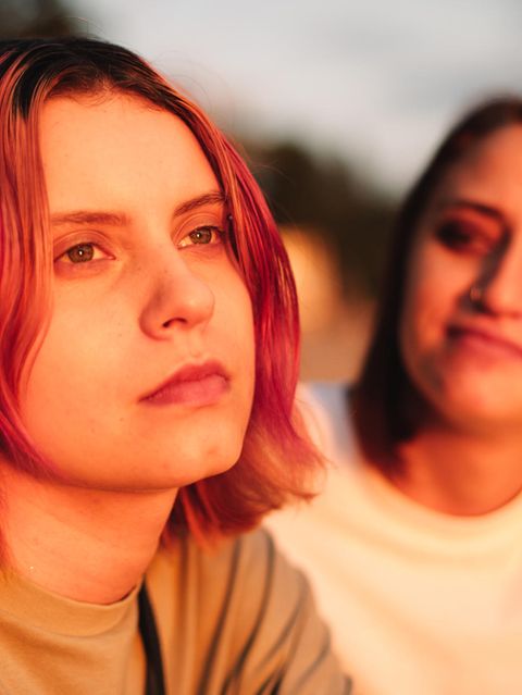 Zwei Frauen sitzen nebeneinander