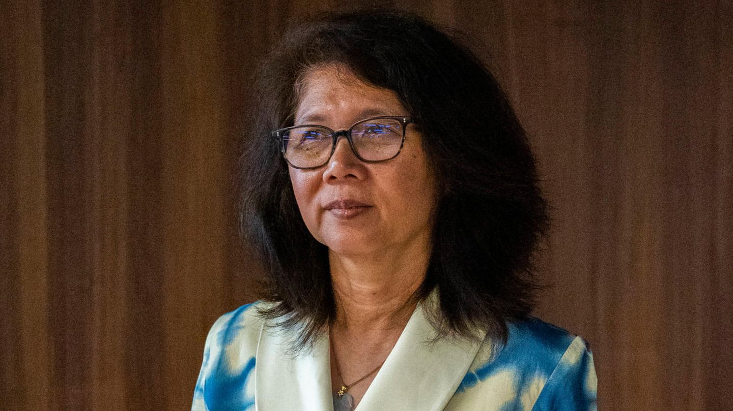 Ma Thida steht in einem Raum Ma Thida steht in einem Raum