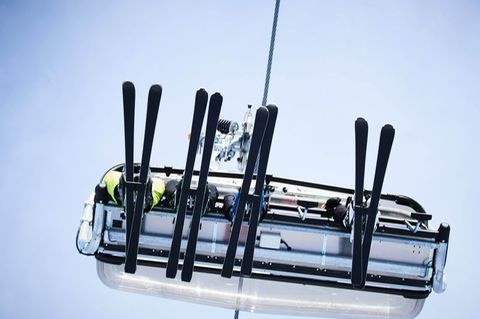 Mit dem Sessellift geht es bequem auf den Berg. Foto: Annette Riedl/dpa-tmn