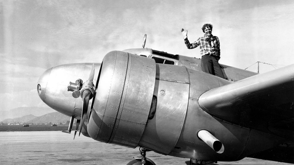 Amelia Earhart auf einem Flugzeug