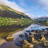 Breiter Flusslauf, seitlich davon felsige Landschaft