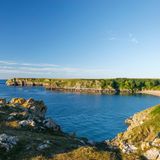 Grünes Küstenstreifen, Meer und kleine STrandbucht