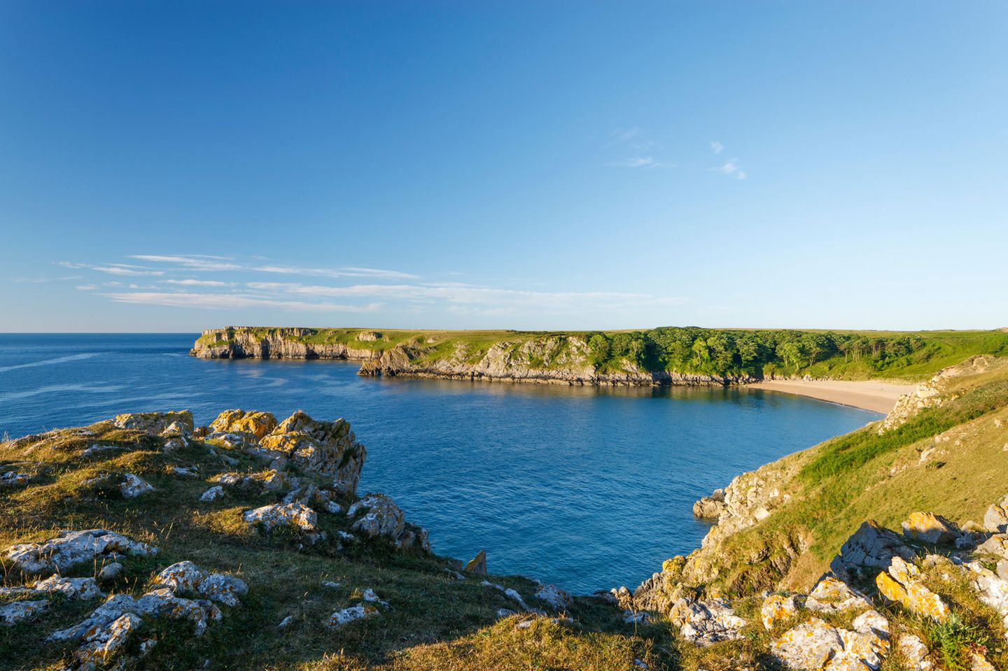Grünes Küstenstreifen, Meer und kleine STrandbucht