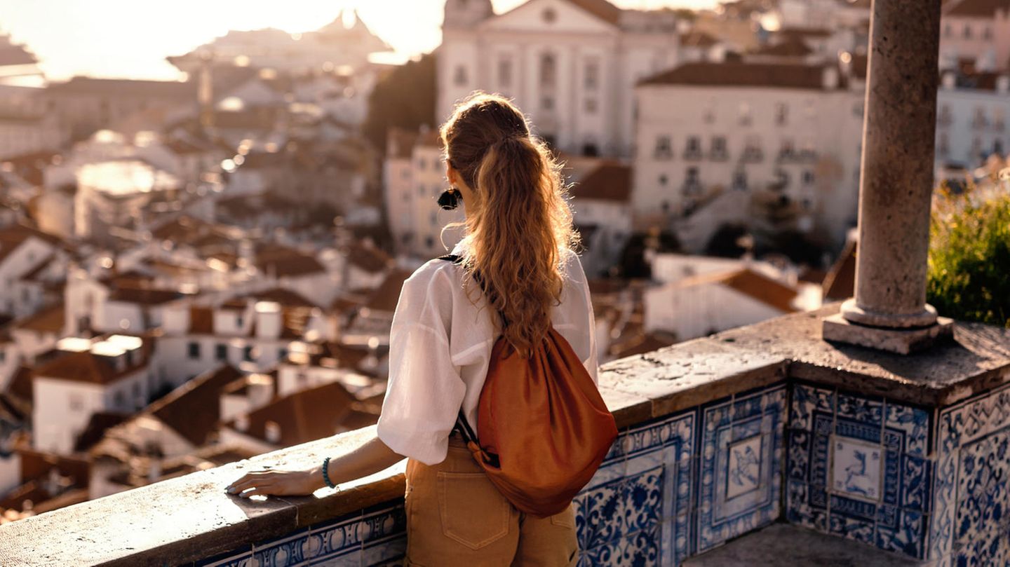Frau schaut auf Lissabon