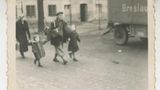 Eltern mit zwei Kleinkindern an den Händen