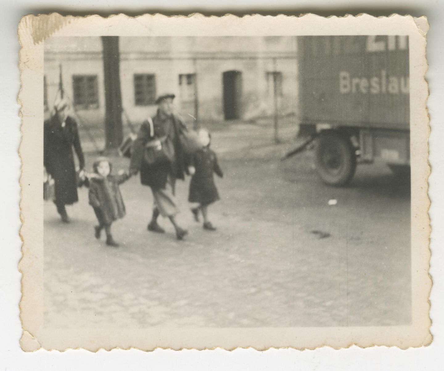 Hand in Hand Eltern mit zwei Kleinkindern an den Händen