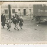 Eltern mit zwei Kleinkindern an den Händen