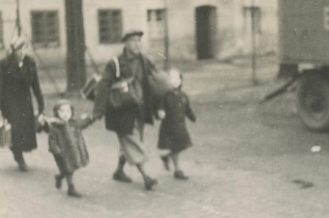 Eltern mit zwei Kleinkindern an den Händen