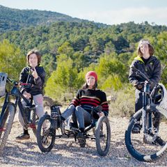 Zusammen und auf Rädern unterwegs: die Schneebergers. Mutter Laëtitia steuert ein Liegerad. Der Film "The Nine Wheels", der das Schicksal der Familie dokumentiert, lässt sich bei der "European Outdoor Film-Tour" anschauen, die auf 400 Events in ganz Europa läuft