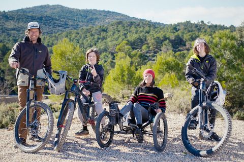 Zusammen und auf Rädern unterwegs: die Schneebergers. Mutter Laëtitia steuert ein Liegerad. Der Film "The Nine Wheels", der das Schicksal der Familie dokumentiert, lässt sich bei der "European Outdoor Film-Tour" anschauen, die auf 400 Events in ganz Europa läuft