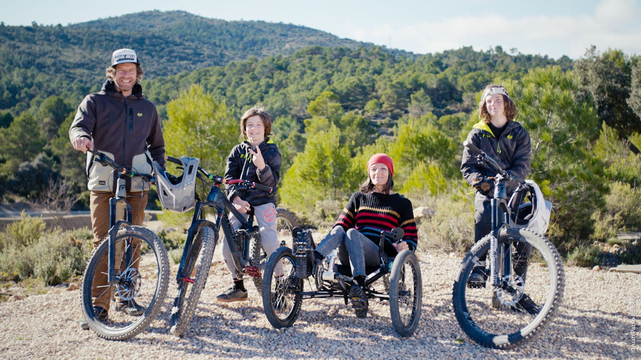 Zusammen und auf Rädern unterwegs: die Schneebergers. Mutter Laëtitia steuert ein Liegerad. Der Film "The Nine Wheels", der das Schicksal der Familie dokumentiert, lässt sich bei der "European Outdoor Film-Tour" anschauen, die auf 400 Events in ganz Europa läuft
