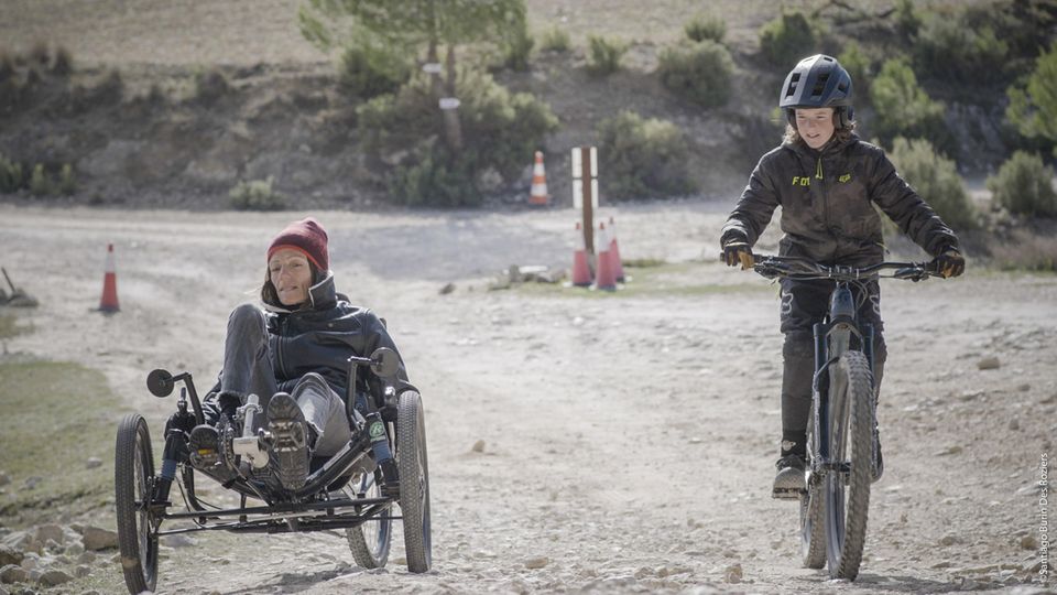 Als besonderes Geschenk betrachtet Laëtitia Schneeberger ihr dreiräderiges Liegerad, mit dem sie das Leben wieder erfahren kann. Mit ihrem Rollator, auf ebenen Flächen sehr praktisch, konnte sie sich in der freien Natur kaum bewegen. Inzwischen ist das Rad sogar mit einem elektrischen Motor ausgestattet