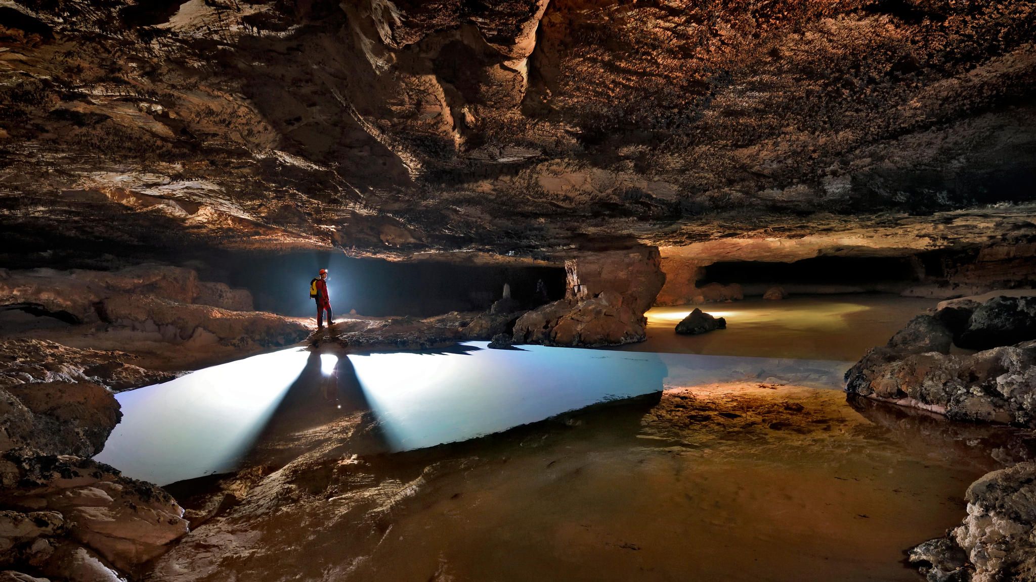 Forscher in einer Höhle