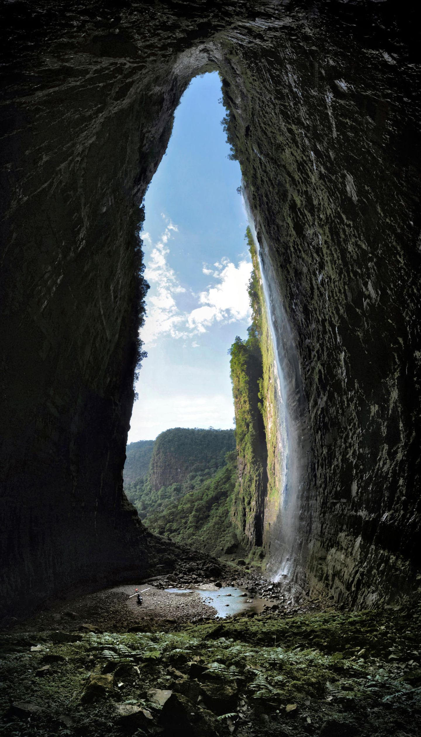 Höhleneingang mit Helikopter