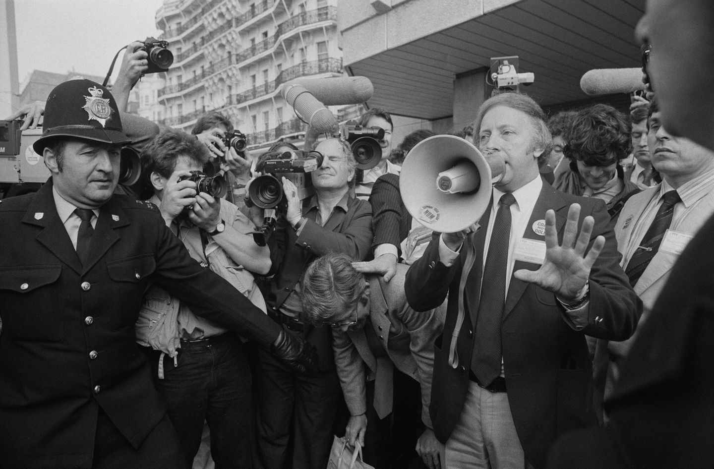 Margaret Thatcher gegen die "Herrschaft des Mobs" Person mit Megafon und Pressevertreter
