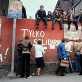Streikende in Danzig auf einer Mauer