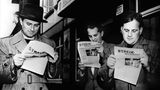 Männer lesen eine Streikzeitung