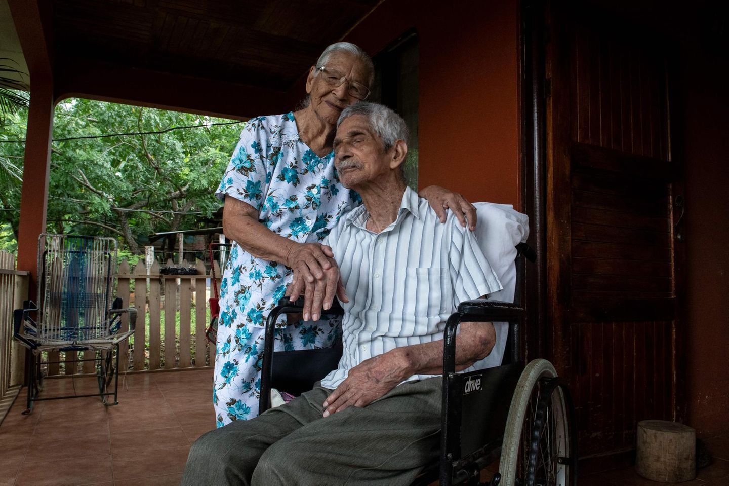 Altes Ehepaar auf einer Terrasse in den Blue Zones
