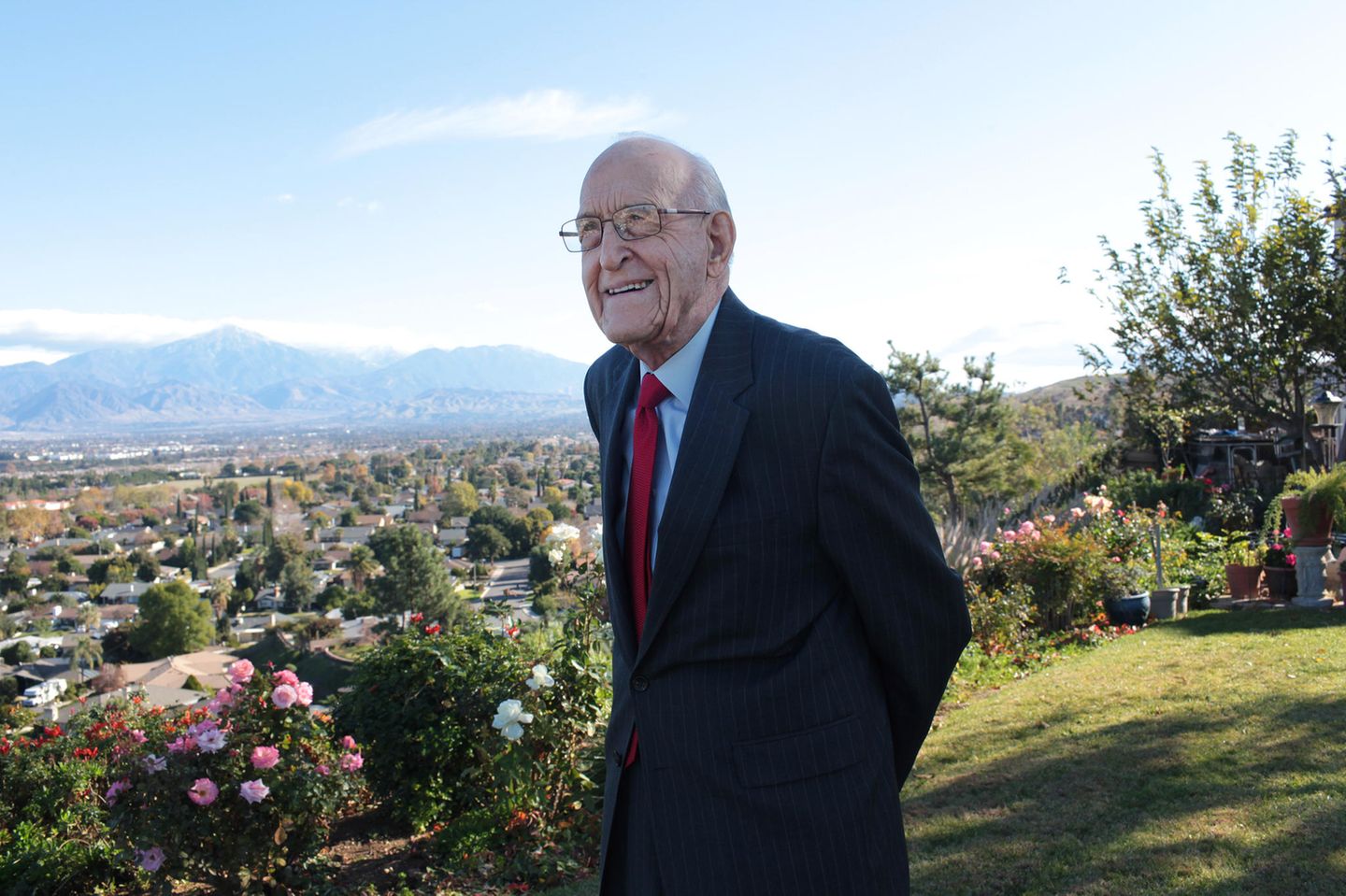 Alter Mann im Garten in den Blue Zones