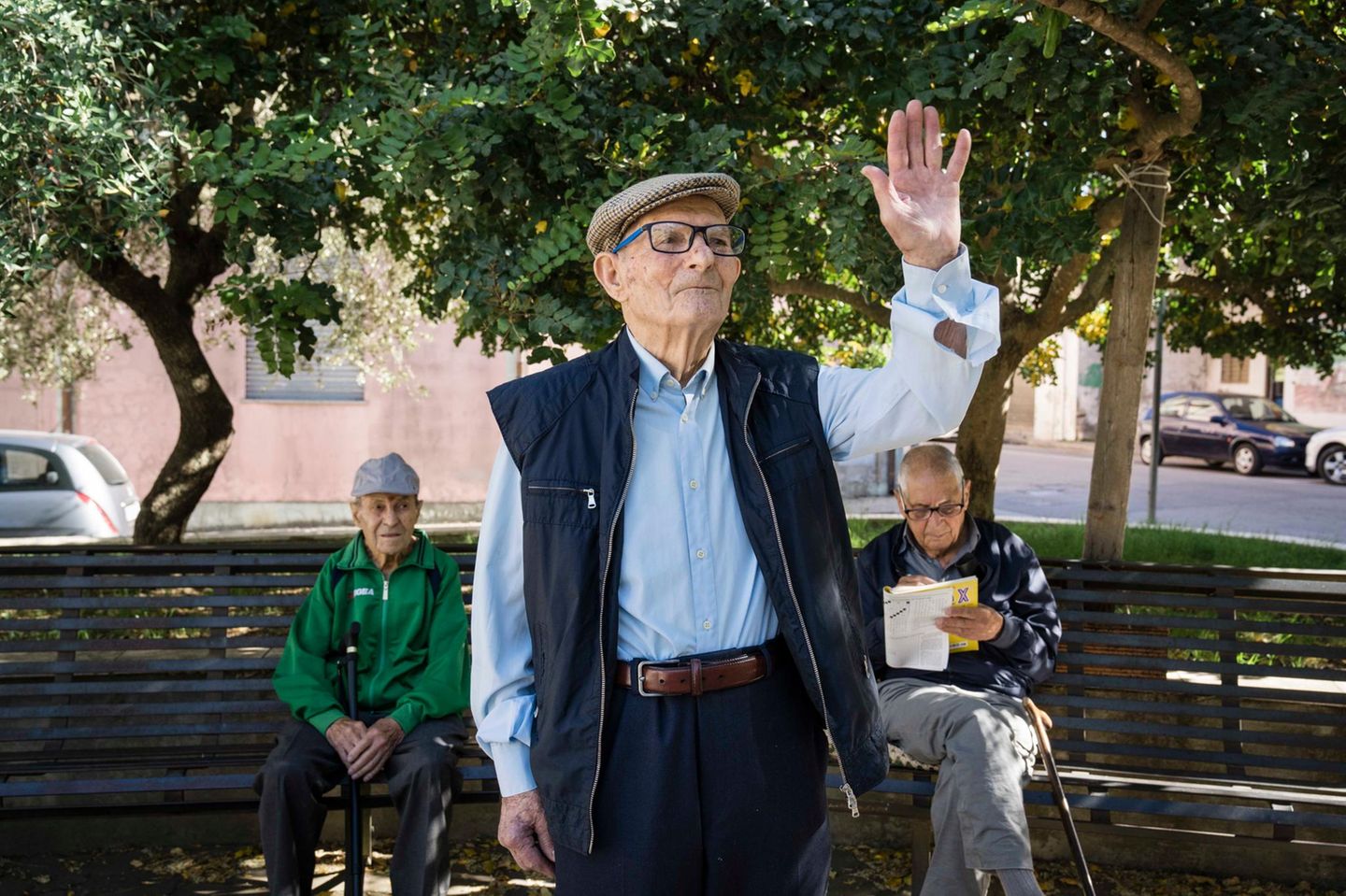 Hundertjähriger winkt in den Blue Zones