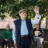 Hundertjähriger winkt in den Blue Zones