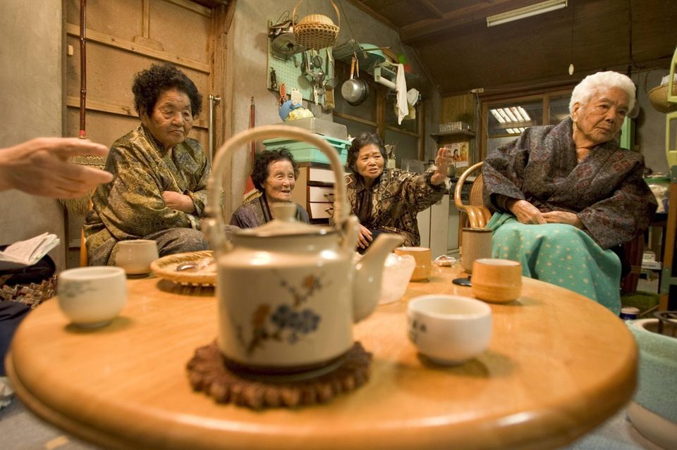 Alte Damen trinken Tee in einem Haus in den Blue Zones