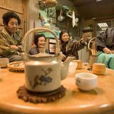 Alte Damen trinken Tee in einem Haus in den Blue Zones