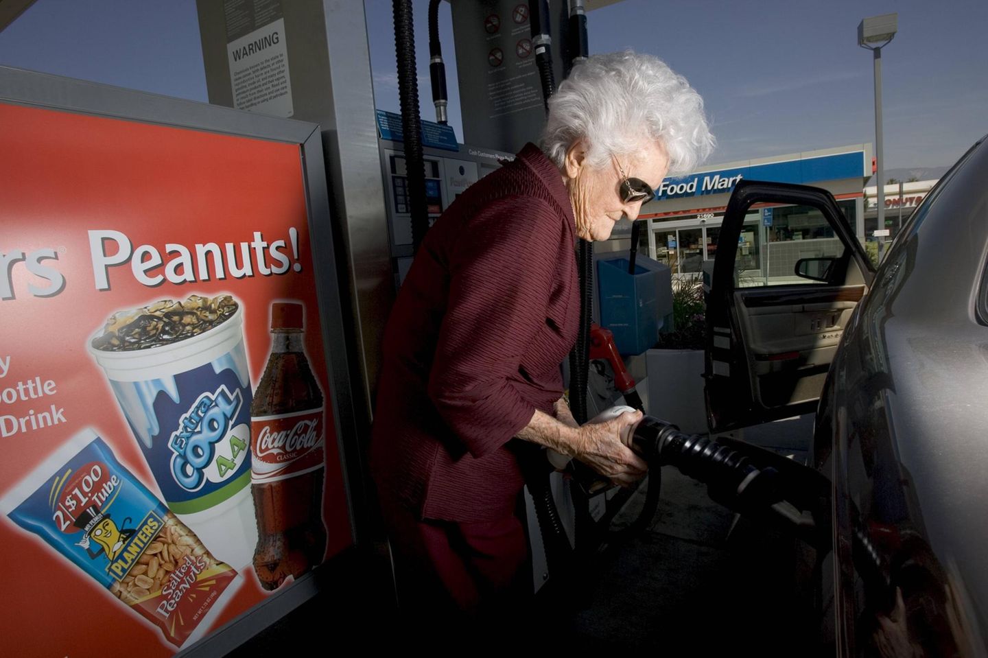 Gesunder Lifestyle Alte Dame tankt in den Blue Zones ein Auto