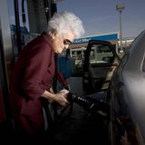 Alte Dame tankt in den Blue Zones ein Auto