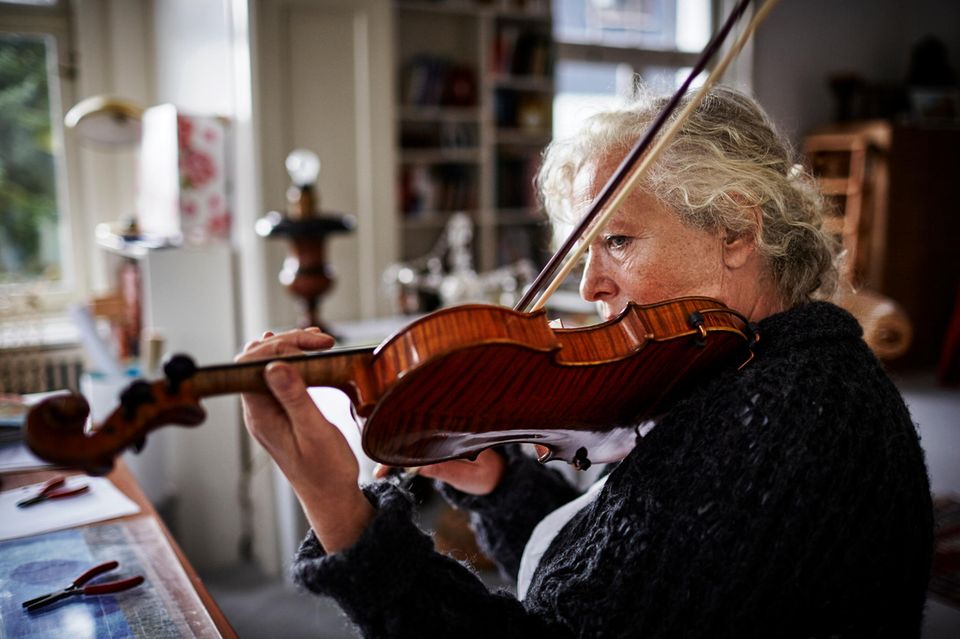 Eine ältere Frau spielt Geige
