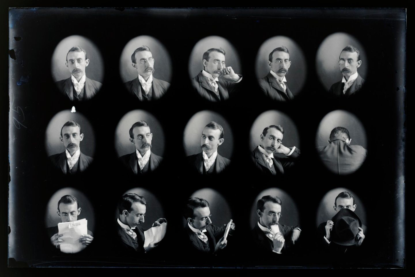 Der Fotograf vor der Kamera In einer Selbstporträtreihe zeigte sich Mangum in den von ihm oft verwendeten "penny pictures". Diese Art der Fotografie war besonders beliebt bei umherziehenden Fotografen des frühen 20. Jahrhunderts. Je nach Aufsatz passten mehr als 20 Kleinbilder auf eine Platte und machten sie erschwinglicher als herkömmliche Studiobilder