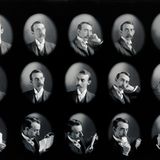 In einer Selbstporträtreihe zeigte sich Mangum in den von ihm oft verwendeten "penny pictures". Diese Art der Fotografie war besonders beliebt bei umherziehenden Fotografen des frühen 20. Jahrhunderts. Je nach Aufsatz passten mehr als 20 Kleinbilder auf eine Platte und machten sie erschwinglicher als herkömmliche Studiobilder