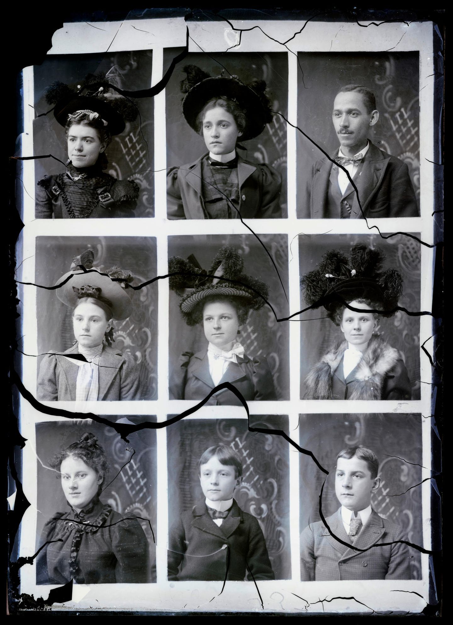 Die jahrzehntelange Lagerung in der Scheune hat den Negativplatten aus Glas zugesetzt: Einige sind zerbrochen, rissig, oder die Bilder sind miteinander verschmolzen