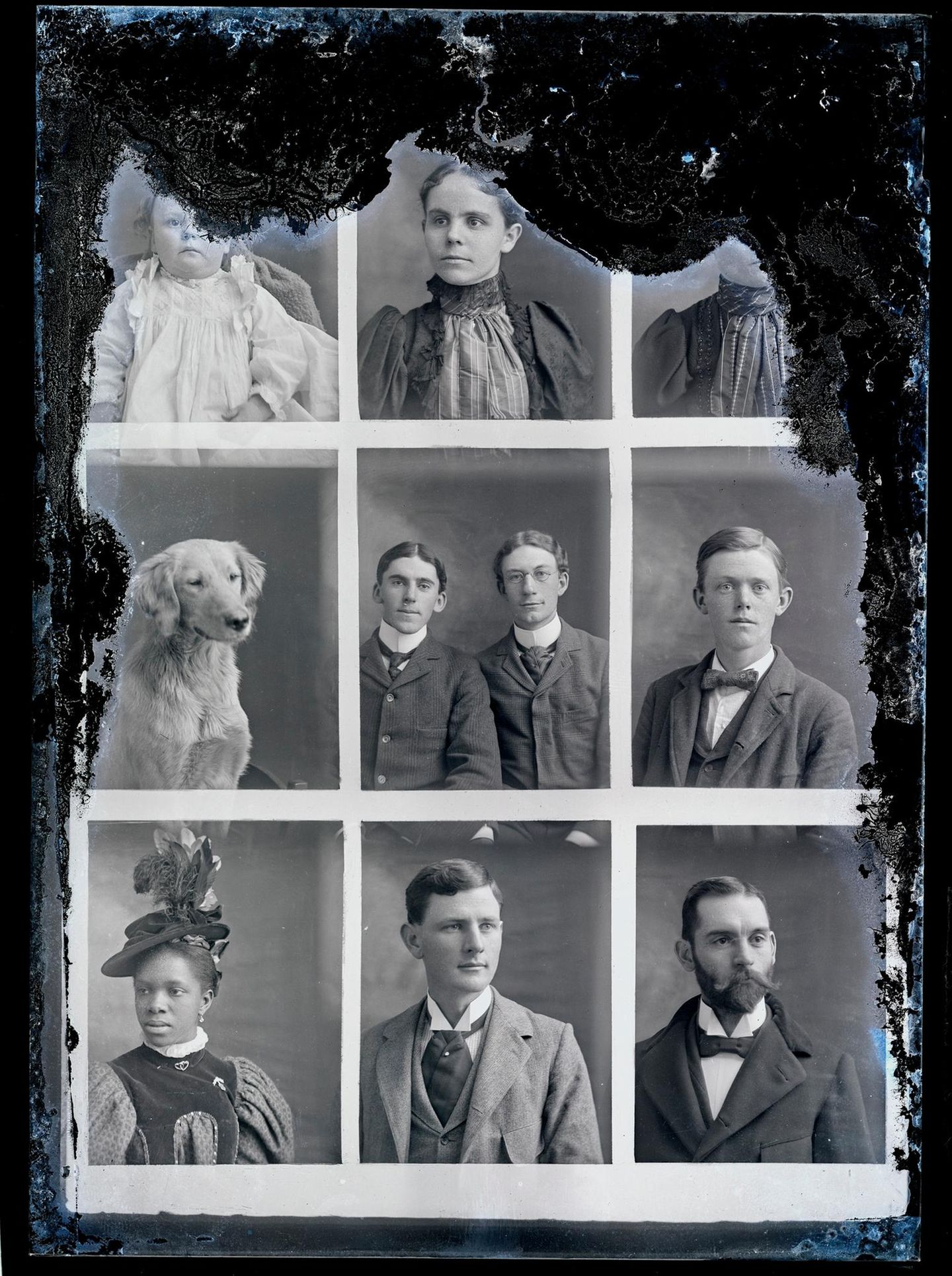 Porträtfotografie war um 1900 eine außergewöhnliche Angelegenheit: Für die Aufnahmen in Mangums Atelier trugen die Kundinnen und Kunden oft ihre teuersten Kleider und Anzüge