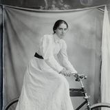 Fahrradfahren galt für Frauen um die Jahrhundertwende noch als unschicklich. Im Kampf um Gleichberechtigung entwickelte sich das Fahrrad für Frauenrechtlerinnen zu einem Symbol für Freiheit und Unabhängigkeit