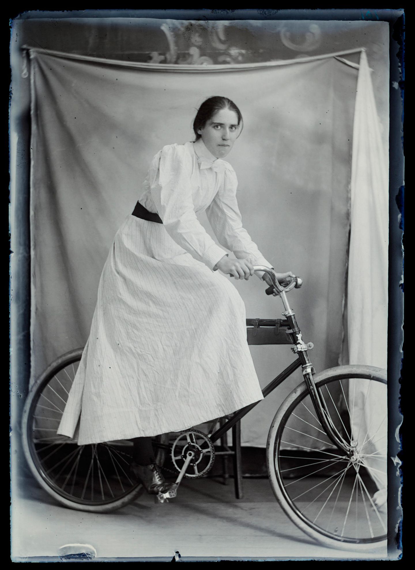 Fahrradfahren galt für Frauen um die Jahrhundertwende noch als unschicklich. Im Kampf um Gleichberechtigung entwickelte sich das Fahrrad für Frauenrechtlerinnen zu einem Symbol für Freiheit und Unabhängigkeit