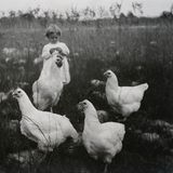 Mangum hat vermutlich auch in seiner Freizeit – außerhalb des Ateliers – fotografiert. Seine Motive waren dann seine Familie, besonders seine Frau Annie und seine Tochter Elizabeth