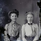 Nur wenige Aufnahmen tragen Datierungen. Diese hier ist eine Ausnahme: Mangum fotografierte die zwei Frauen im April 1901 in Christiansburg, Virginia 