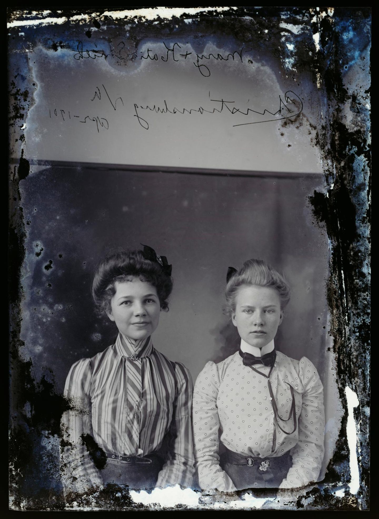 Nur wenige Aufnahmen tragen Datierungen. Diese hier ist eine Ausnahme: Mangum fotografierte die zwei Frauen im April 1901 in Christiansburg, Virginia 