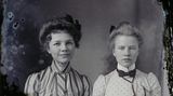 Nur wenige Aufnahmen tragen Datierungen. Diese hier ist eine Ausnahme: Mangum fotografierte die zwei Frauen im April 1901 in Christiansburg, Virginia 